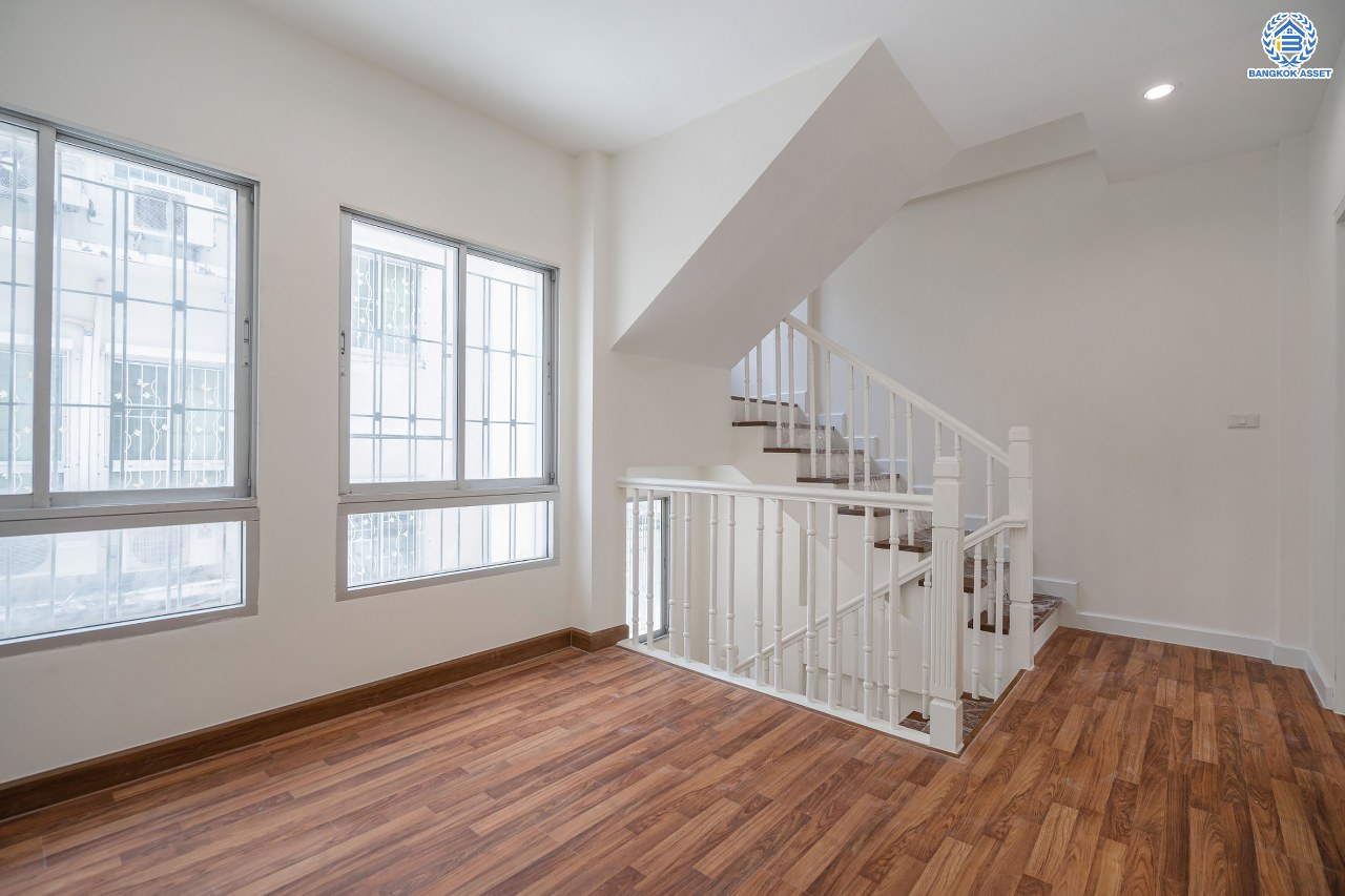 บ้านมือสองตกแต่งใหม่ โครงการ บ้านกลางเมืองสวิสทาวน์ เกษตร-นวมินทร์ แบรนด์ AP เนื้อที่ 20 ตร.ว. ฟังก์ชัน 3 ห้องนอน 3 ห้องน้ำ จอดรถได้ 2 คัน สภาพแวดล้อมเยี่ยม เชื่อมต่อ ถ.พหลโยธิน, ถ.เกษตร-นวมินทร์ ใกล้ ม.เกษตร, รถไฟฟ้าสายสีเขียว "สถานีมหาวิทยาลัยเกษตรศาสตร์" และทางด่วน "รามอินทรา-อาจณรงค์"